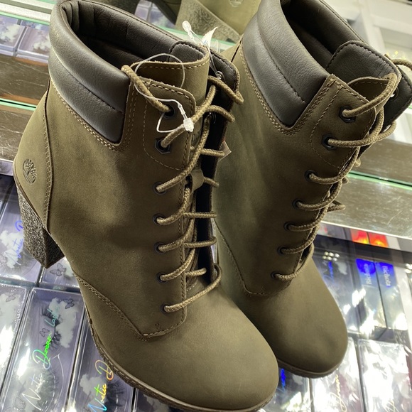 New Timberland booties haven’t been worn - Picture 2 of 3